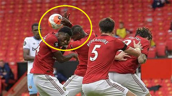 Maguire: 'Pogba lẽ ra nên đưa mặt đỡ bóng thay vì dùng tay'