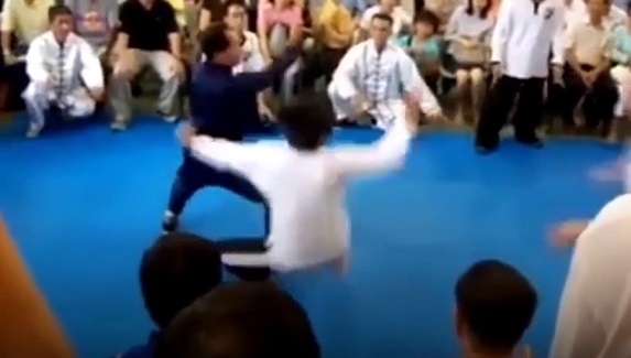 VIDEO: Cao thủ Trung Quốc dùng võ công 'Sư tử rống' hạ gục đối thủ