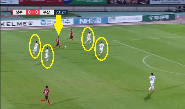 VIDEO: Cầu thủ Hàn Quốc gây sốt với bàn thắng solo ngoạn mục như Messi