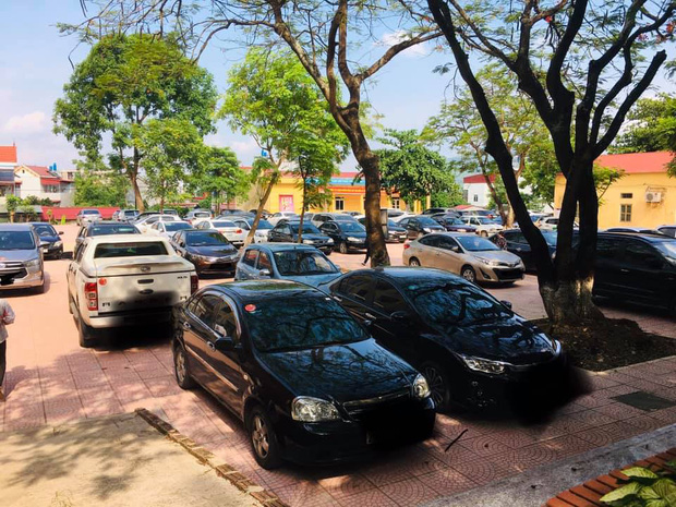 Choáng với dàn 'xế hộp' phủ kín sân trường trong buổi họp phụ huynh