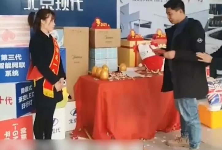 Mua ô tô mới, anh chàng 'ngỡ ngàng' vì bốc trúng quà là 1 bạn gái
