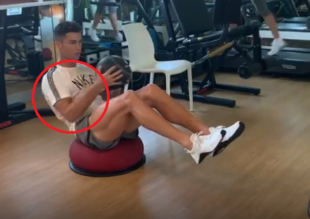 CR7 gây bão vì mặc áo Nike nhưng lại có 3 sọc của Adidas