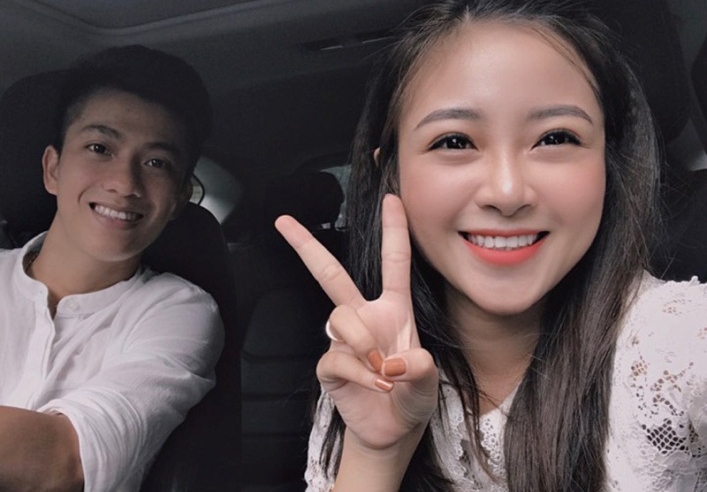 Phan Văn Đức 'tình tứ' bên bạn gái hot girl
