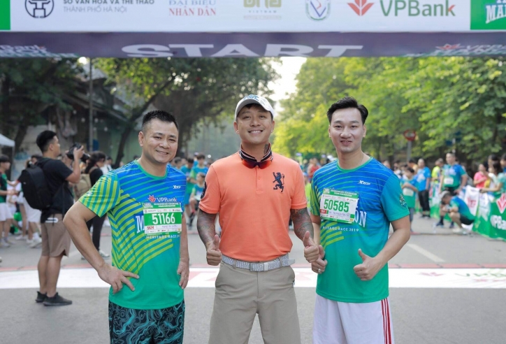 Ca sĩ Tuấn Hưng cùng nhiều nghệ sĩ diện đồ thể thao thi chạy 5 km