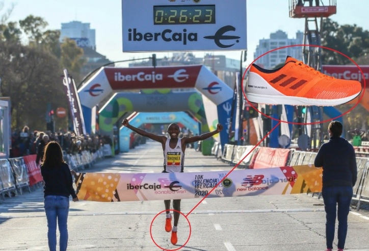 VĐV đi giày Adidas phá kỷ lục thế giới chạy 10 Km