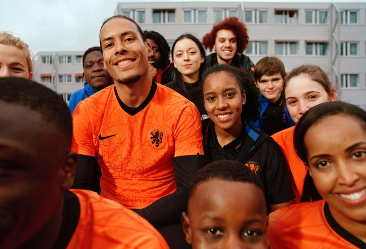 Đôi tuyển Hà Lan ra mắt áo đấu Euro hợp tác với Nike