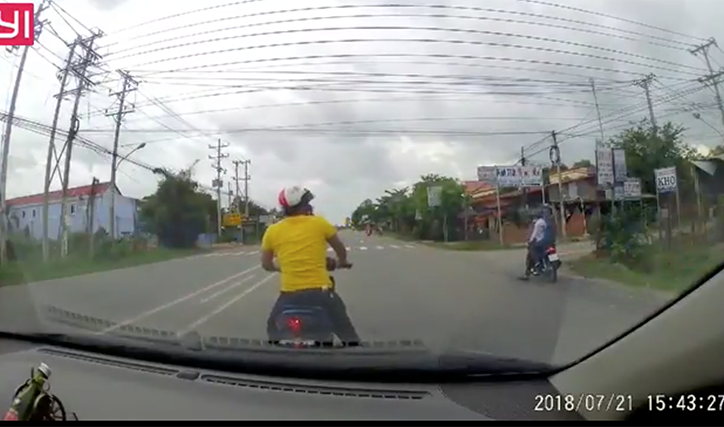 Bức xúc 'trẻ trâu' đánh võng trước đầu ô tô