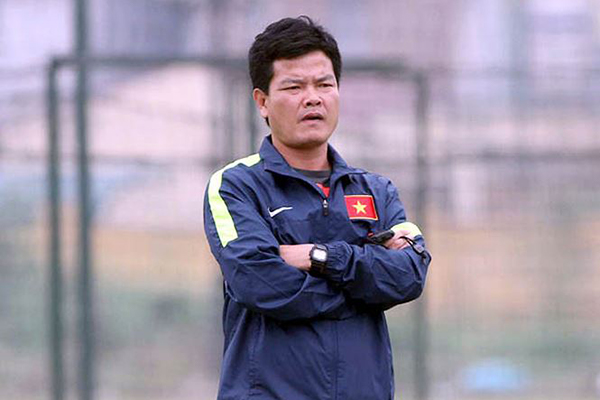 HLV Nguyễn Văn Sỹ: 'Bóng đá Việt là một trò hề'