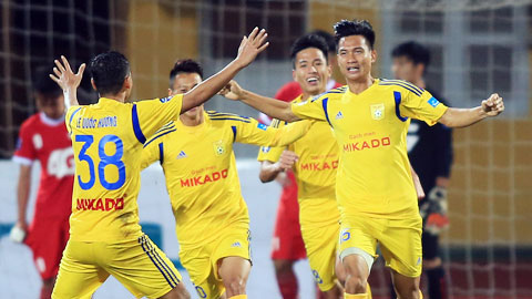 Nam Định ở lại với V-League sau loạt penalty cân não
