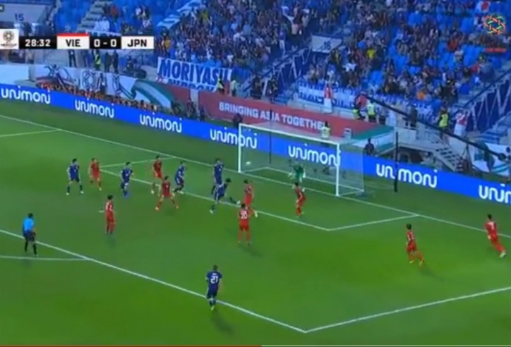 VIDEO: Pha bay người xuất thần như De Gea của Văn Lâm