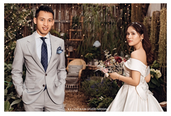 Tiền vệ ĐT Việt Nam công bố bức ảnh cưới cực lãng mạn cùng bạn gái
