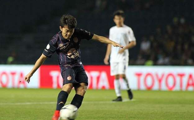 VIDEO: Xuân Trường lập siêu phẩm đá phạt, mở tỉ số cho Buriram