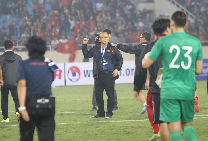 VIDEO: Những hình ảnh không có trên TV về 4 phút bù giờ căng thẳng của ông Park