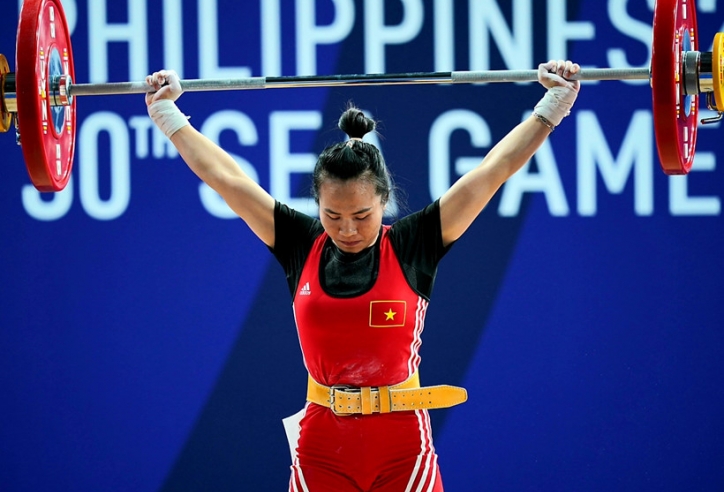 Giành HCV SEA Games, Vương Thị Huyền bật khóc vì nhớ cha
