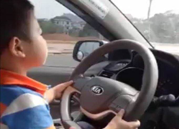 Cho trẻ nhỏ cầm vô lăng–vô tâm hay sự coi thường pháp luật?