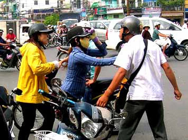 Tấm gương ứng xử văn minh khi va chạm giao thông