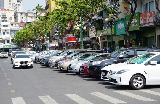 Từ 1/6, phí đậu xe ô tô dưới lòng đường tăng 4-8 lần