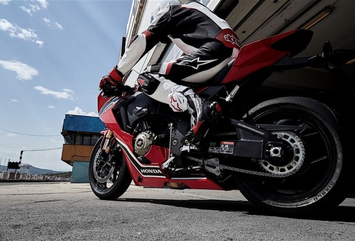 Honda CBR1000RR FireBlade 2018 và Honda CBR1000RR FireBlade SP 2018 – Cặp đôi hoàn hảo