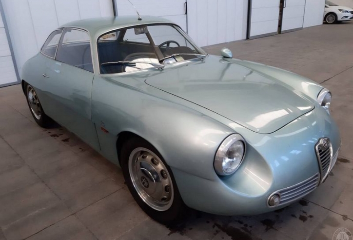 Siêu xe 'hàng hiếm' Alfa Romeo Giulietta SZ bị bỏ hoang tới... 35 năm