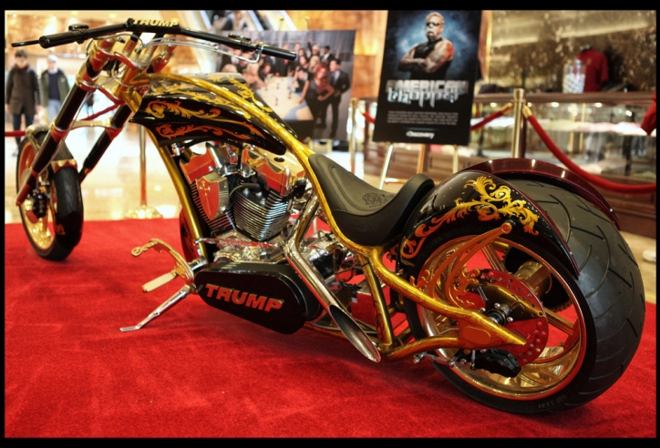 Ngoài 'Quái thú' The Beast, ông Trump còn sở hữu chiếc moto dát vàng cực 'khủng'