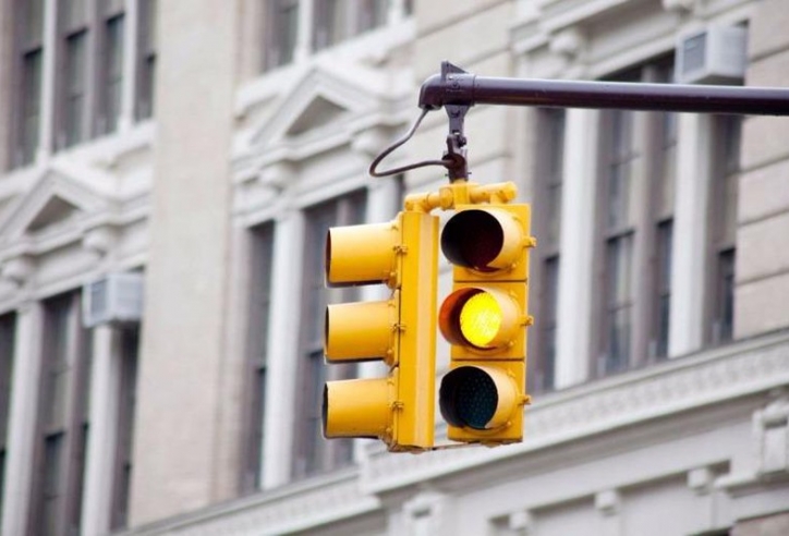 Dự thảo luật mới: Xe cộ được phép vượt đèn vàng 
