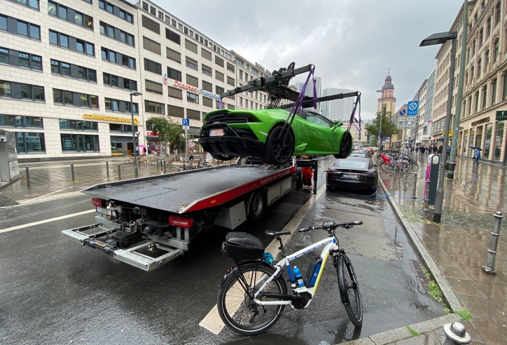 Siêu xe Lamborghini bị cẩu đi vì tranh chỗ với chiếc xe điện