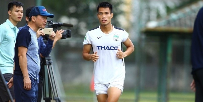 Bầu Đức chia tay cầu thủ đầu tiên dưới thời Kiatisak