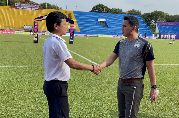 HLV Nam Định: 'Tôi và Kiatisak vẫn giữ mối quan hệ suốt 10 năm qua'