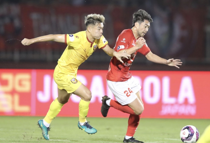 Lee Nguyễn khiến NHM V.League trầm trồ sau 10 năm vắng bóng