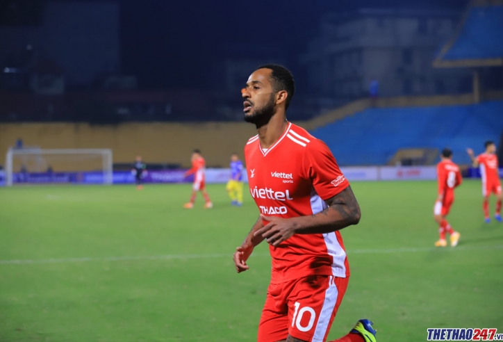 Vua phá lưới V-League tiết lộ lý do chọn Việt Nam thay vì Ngoại hạng Anh