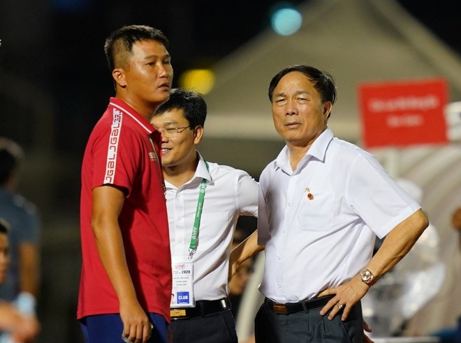 'Ông bầu điều tiếng nhất V.League' bất ngờ được khen thưởng