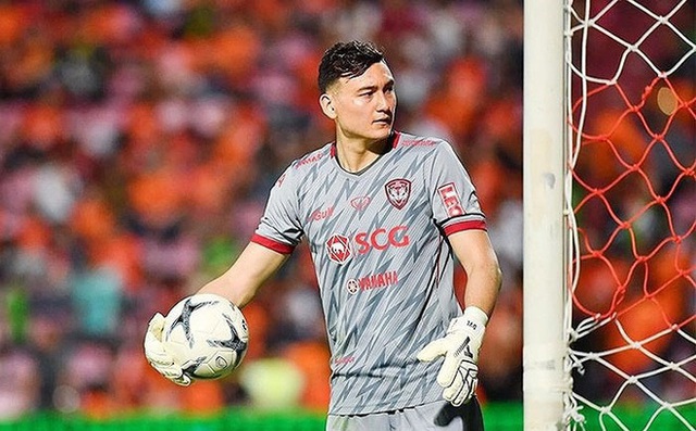HLV Muangthong: 'Văn Lâm đẳng cấp hơn nhiều thủ môn Thái Lan'