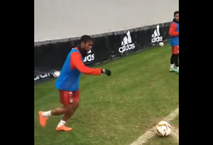 VIDEO: Costa sử dụng kỹ thuật khó vẽ siêu phẩm trên sân tập