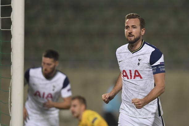 Harry Kane chính thức vượt mặt huyền thoại MU
