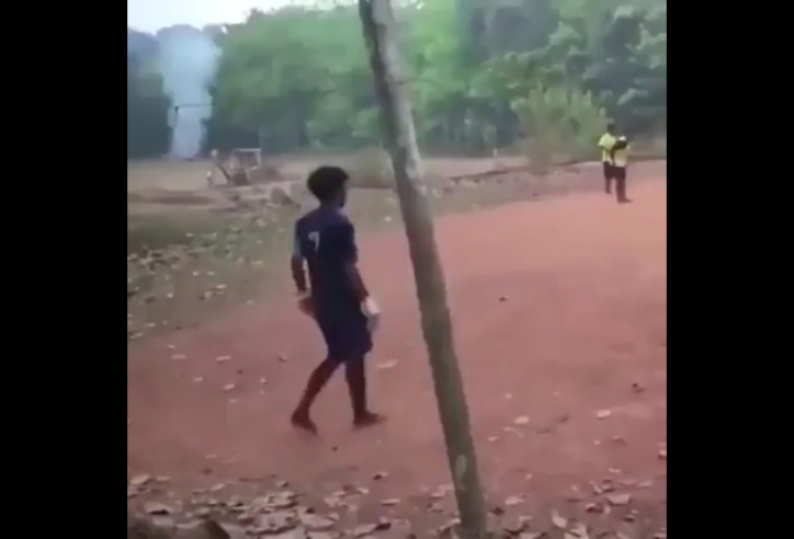 VIDEO: Thủ môn chân trần cứu thua 4 lần trong chưa đầy 8 giây