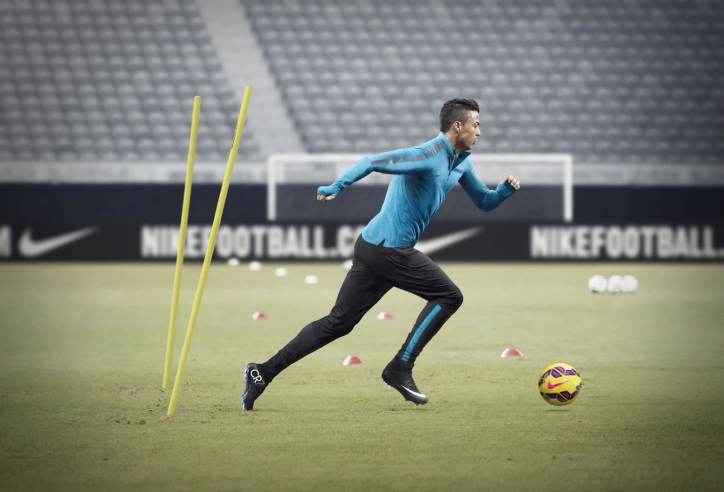 VIDEO: Hai bố con Ronaldo chạy như vận động viên điền kinh
