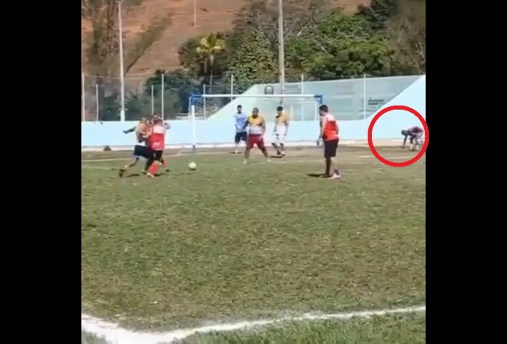 VIDEO: Cầu thủ 'ăn rùa' nhất năm và bàn thắng 'từ trên trời rơi xuống'