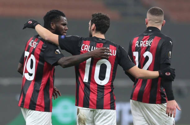 AC Milan giành 3 điểm trong cơn mưa bàn thắng