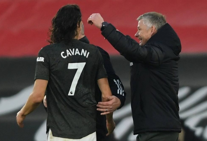 HLV Solskjaer lên tiếng sau khi Cavani may mắn thoát thẻ đỏ
