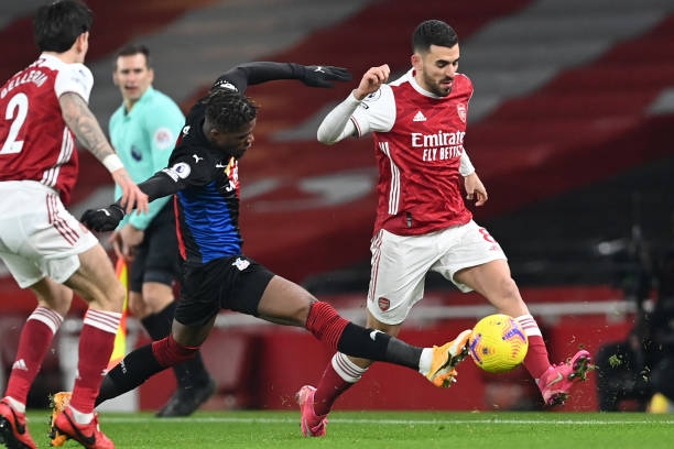 Arsenal bị cầm chân trong ngày hàng công thi đấu nhạt nhòa