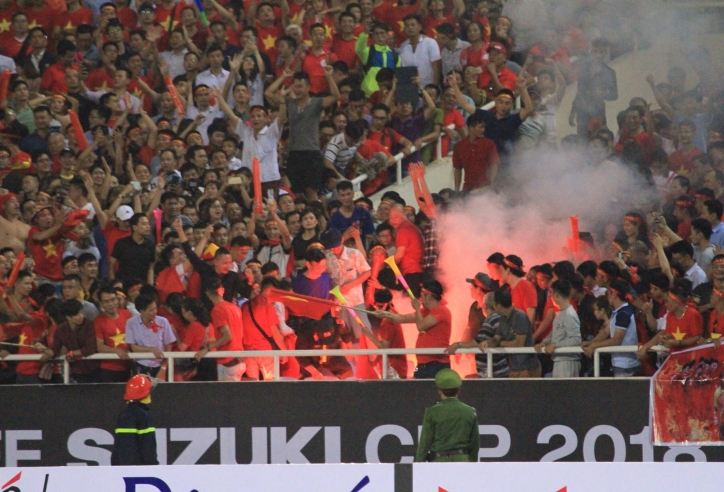 CĐV Việt Nam đốt pháo sáng, nguy cơ bị AFC phạt nặng