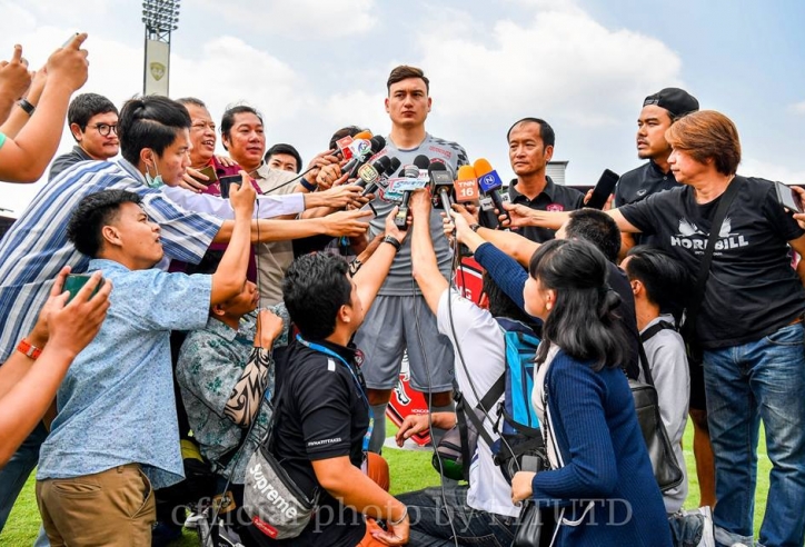 Văn Lâm ra mắt hoành tráng trong màu áo Muangthong Utd