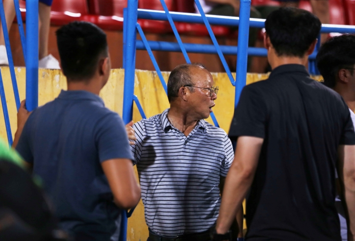 HLV Park Hang Seo chạy 'té khói' vì bị fans bủa vây