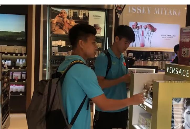 VIDEO: Duy Mạnh, Đức Huy thử nước hoa làm quà mang về nước