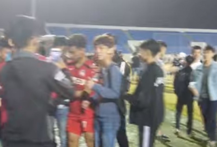 VIDEO: Dàn sao HAGL bị fans quây kín tại Đà Nẵng