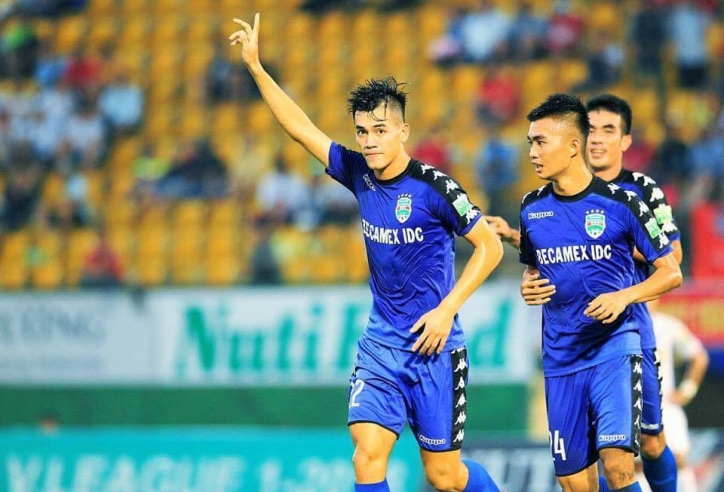 VIDEO: Tiến Linh lập cú đúp hạ gục Tuấn Anh và các đồng đội