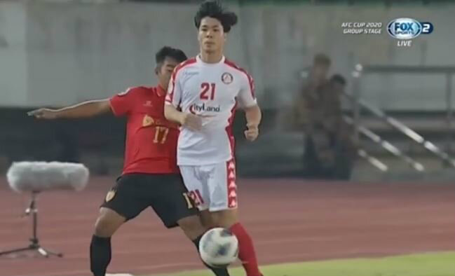 VIDEO: Đối phương chơi tiểu xảo khiến Công Phượng ngã dúi dụi