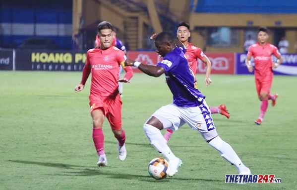 Văn Quyết sút hỏng penalty, Hà Nội 'ngậm trái đắng' trên sân nhà