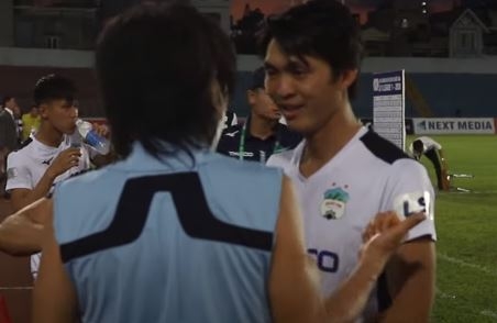 VIDEO: Bác sĩ Choi tận tình xuống sân hỏi thăm sức khỏe Tuấn Anh