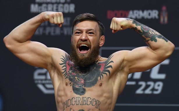 McGregor thẳng tay đấm ông lão vì từ chối rượu mời